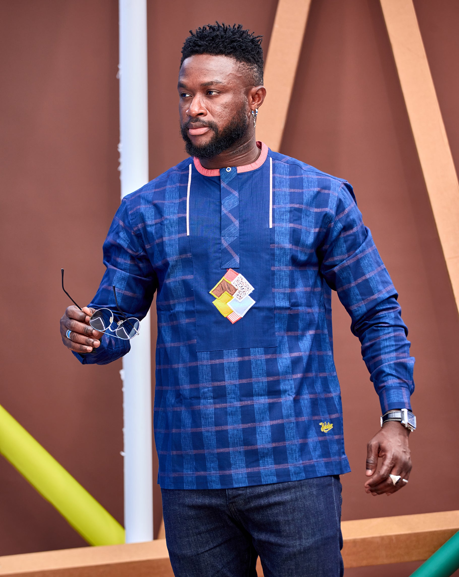 Chemise HABI’DJAN – Élégance Bleue à Contraste Minimaliste